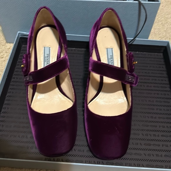 Prada purple velvet Mary Jane heels - Picture 1 of 6